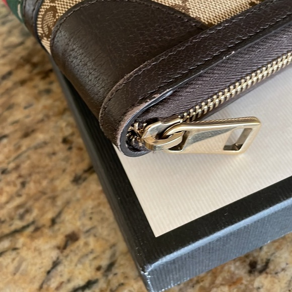 Authentic Gucci Embroidered-Face Zip Wallet.  Pre owned.  Good condition. - Picture 8 of 13
